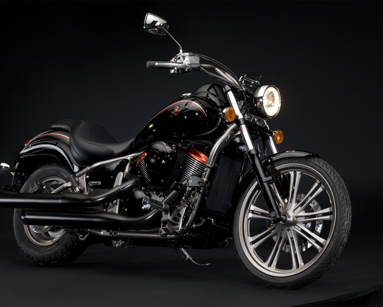 Красивый мотоцикл Kawasaki VN 900 Classic