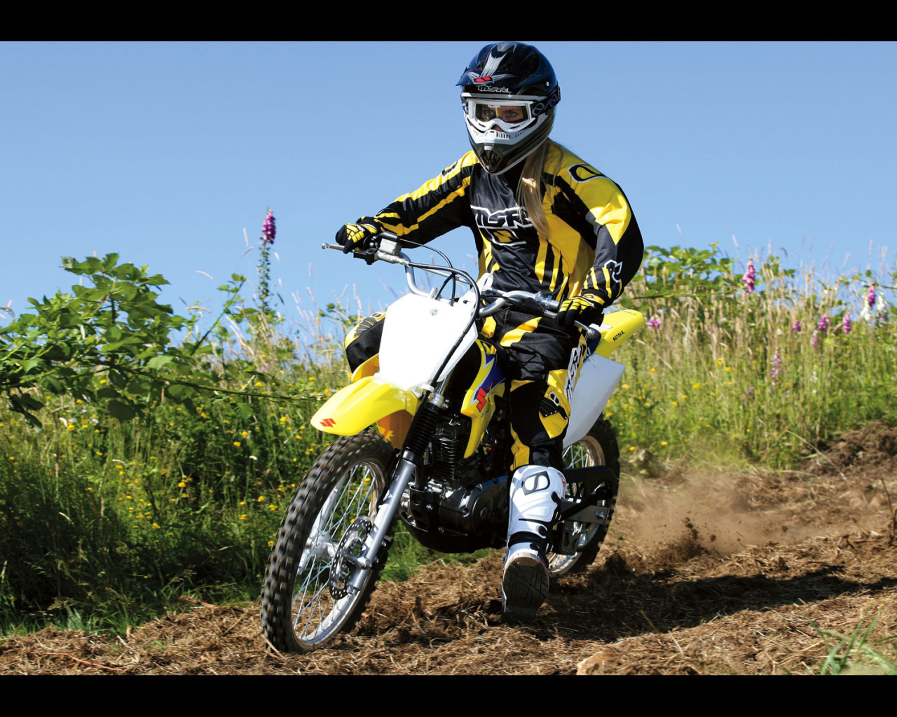 Красивый мотоцикл Suzuki  DR-Z 125