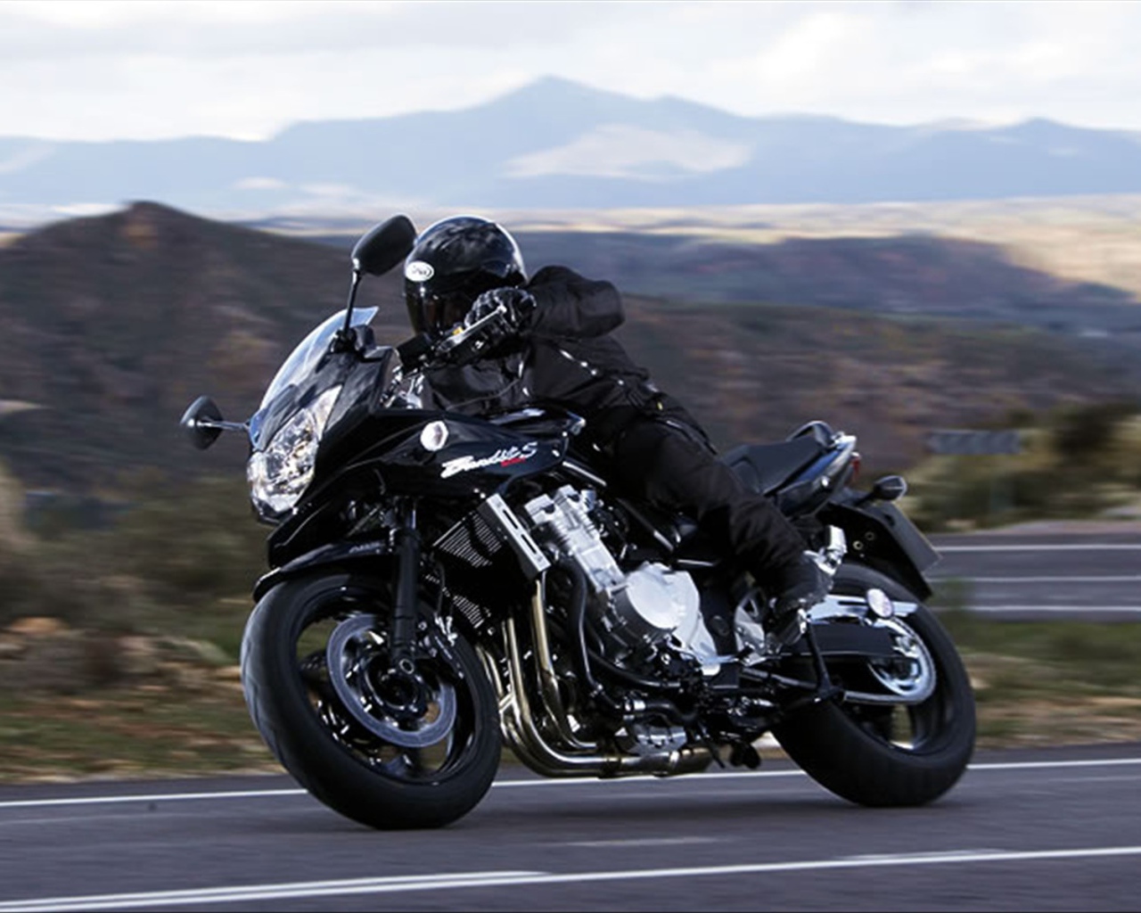 Красивый мотоцикл Suzuki  GSF 1250 S