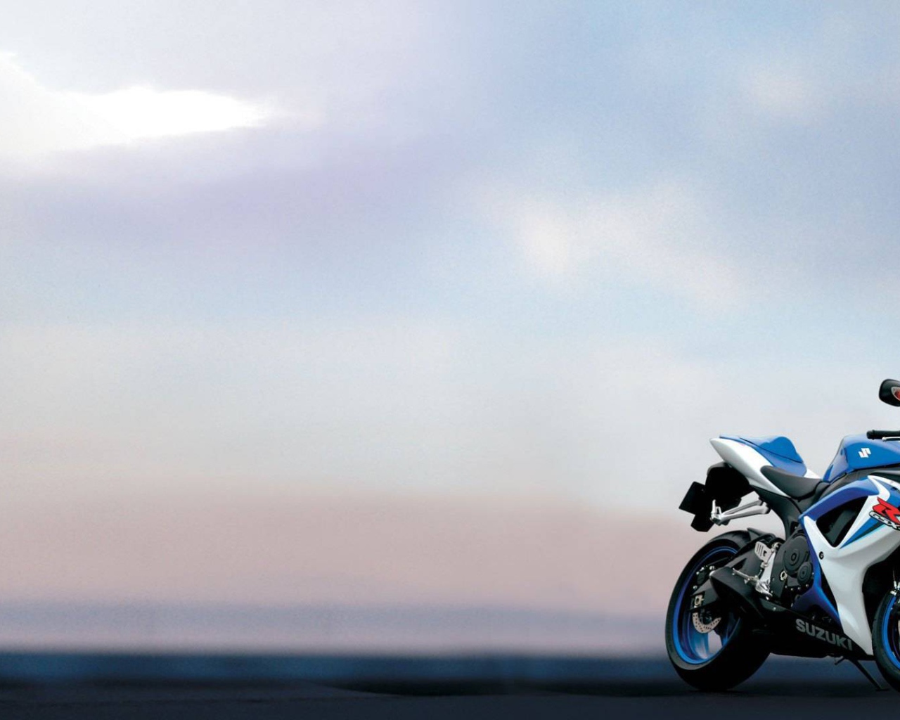 Красивый мотоцикл Suzuki  GSX-R 600