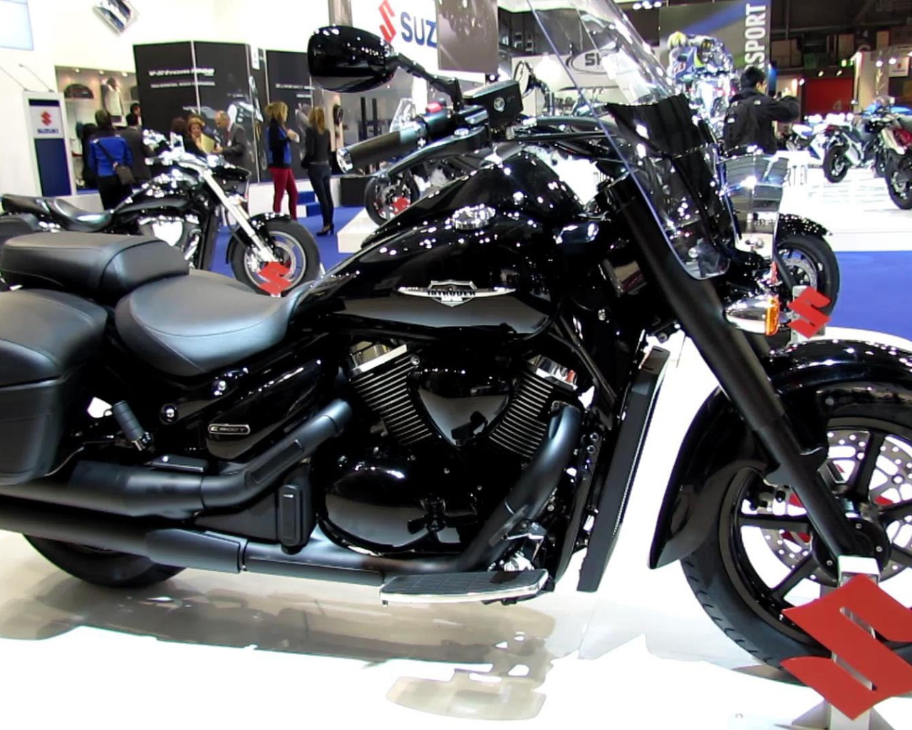 Красивый мотоцикл Suzuki Intruder C1500T