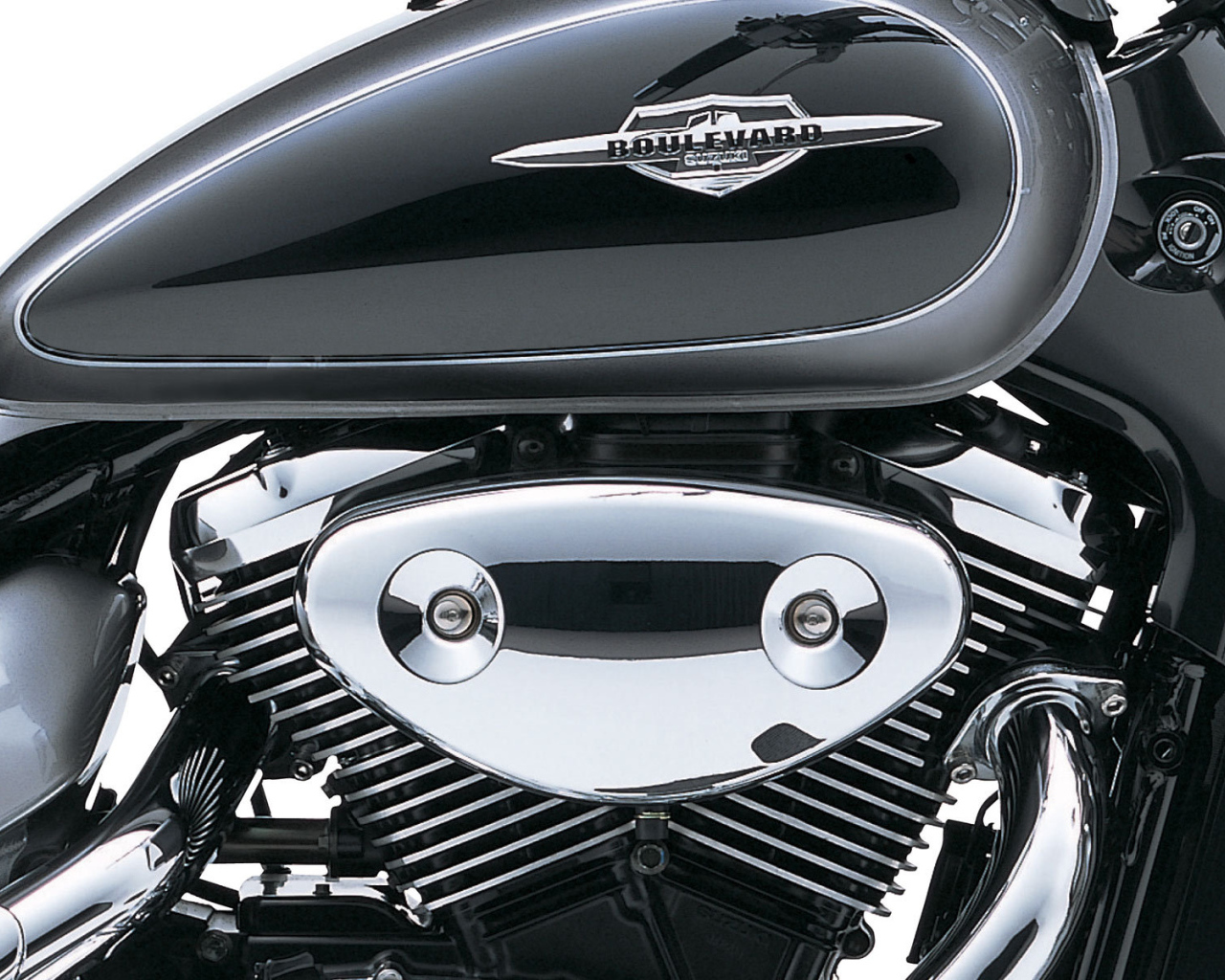 Красивый мотоцикл Suzuki Intruder C800C