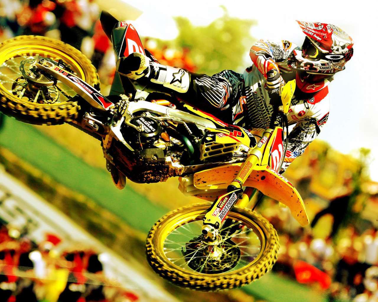 Красивый мотоцикл Suzuki RMX 450 Z