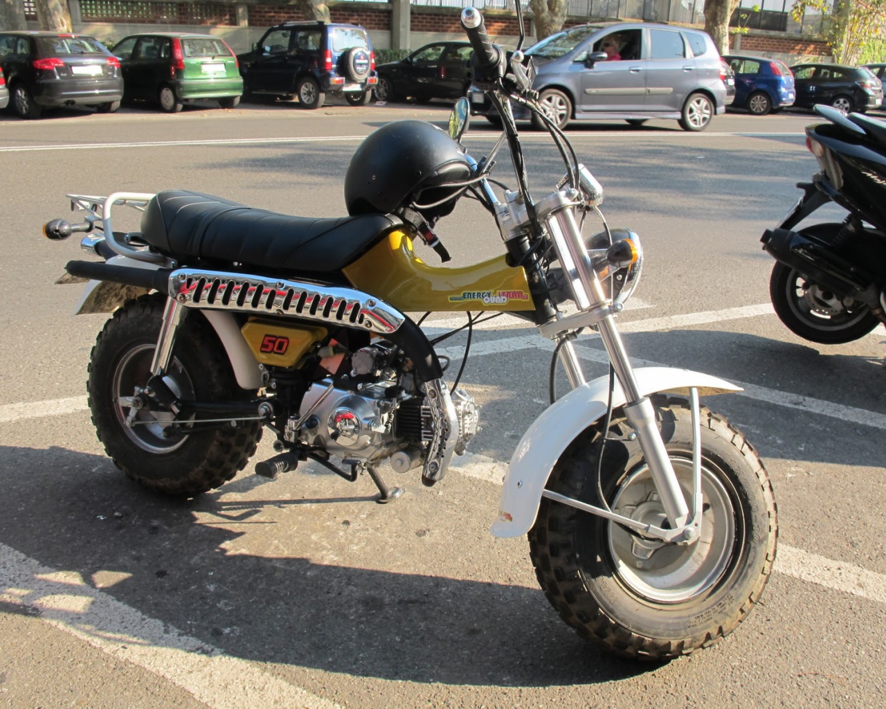 Красивый мотоцикл Suzuki RV 125