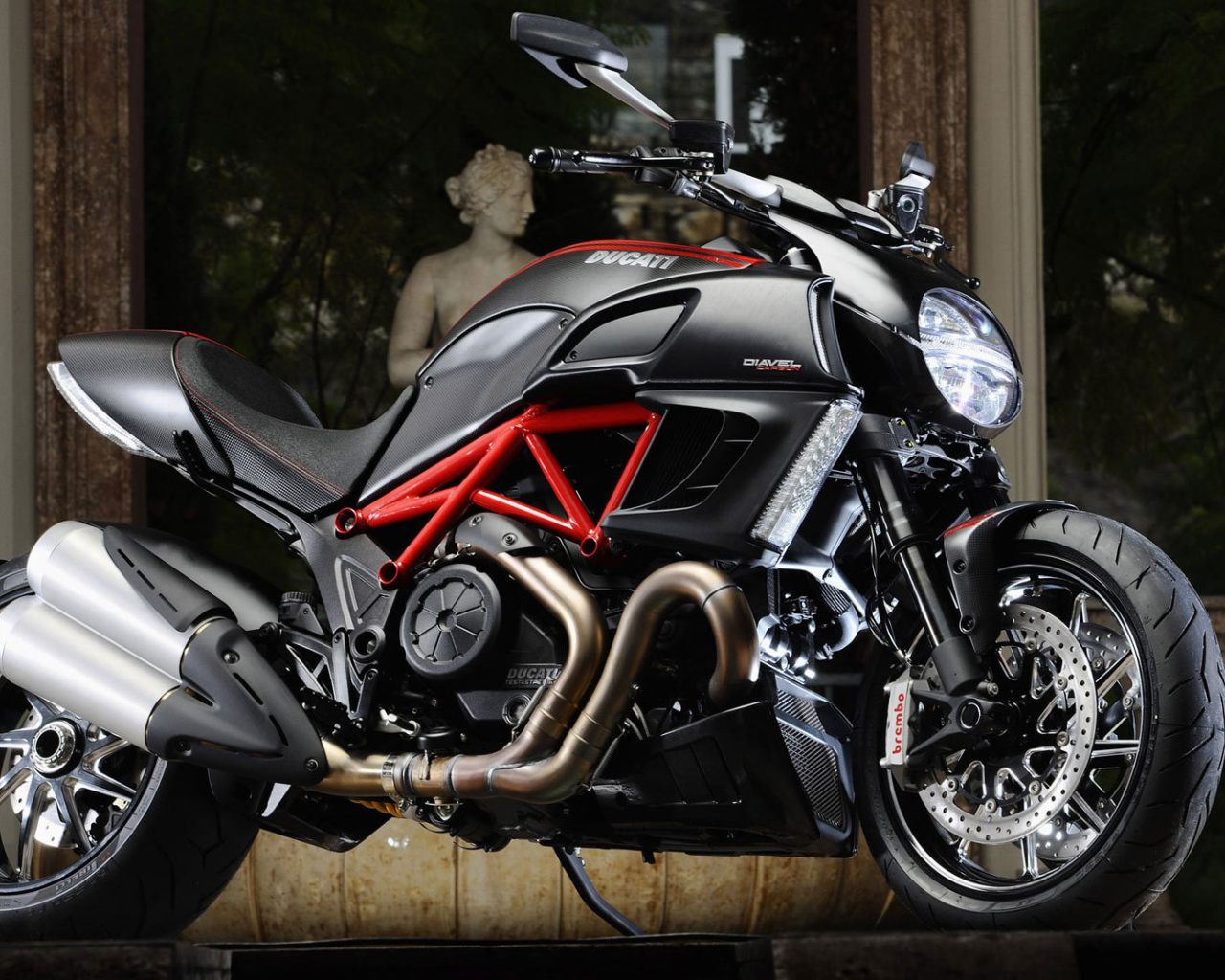 Красивый мотоцикл в москве Ducati Diavel