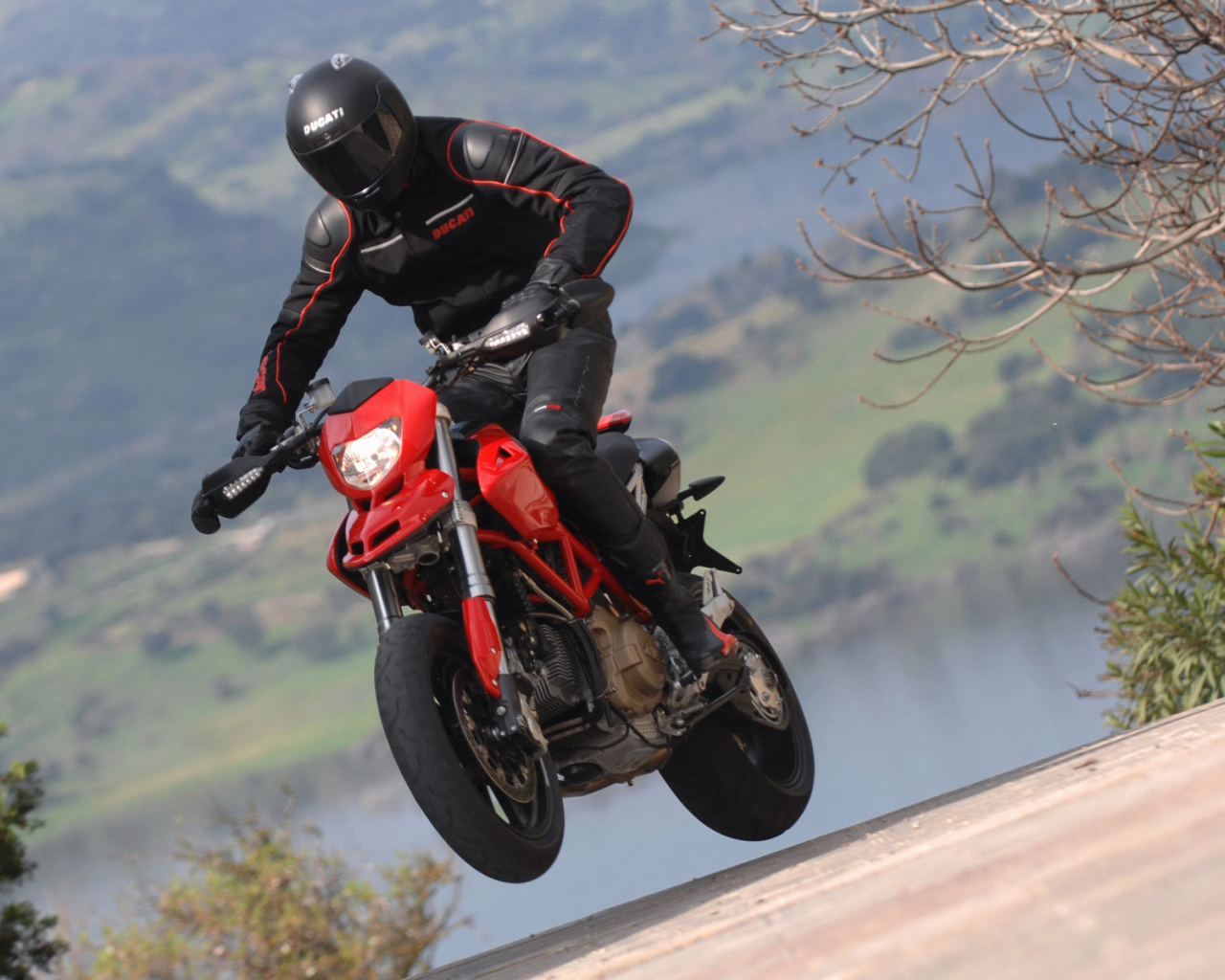 Красивый мотоцикл в москве Ducati Hypermotard