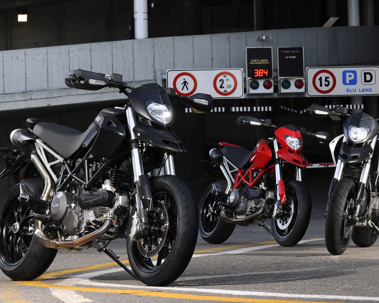 Красивый мотоцикл в москве Ducati Hyperstrada