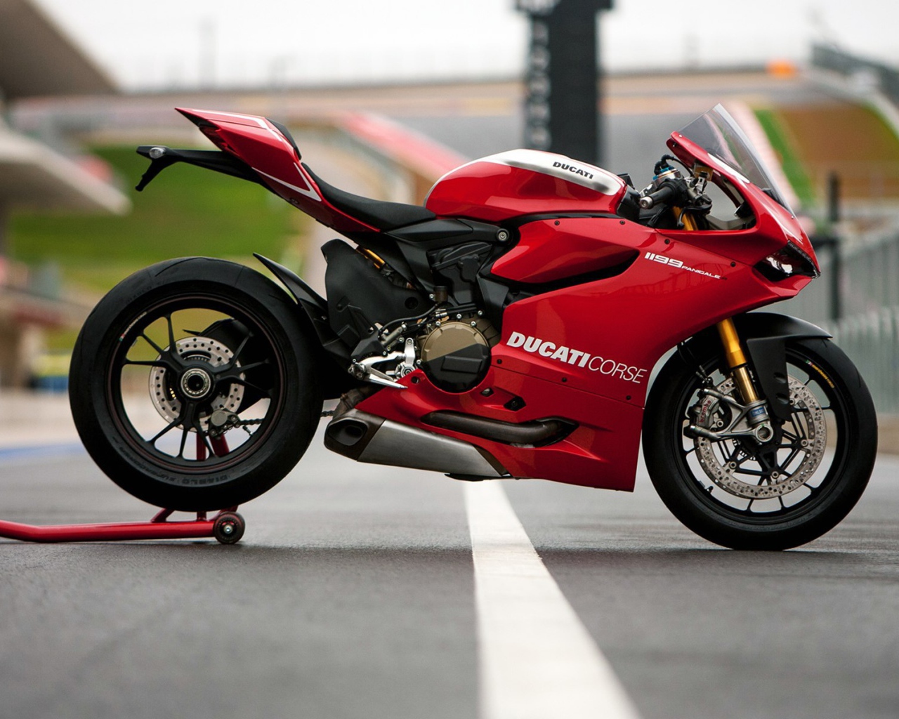 Красивый мотоцикл в москве Ducati Superbike 1199 Panigale
