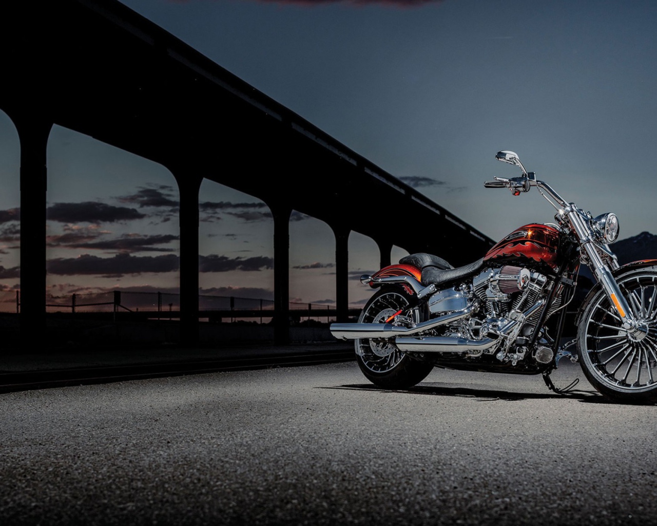 Красивый мотоцикл в москве Harley-Davidson CVO Breakout