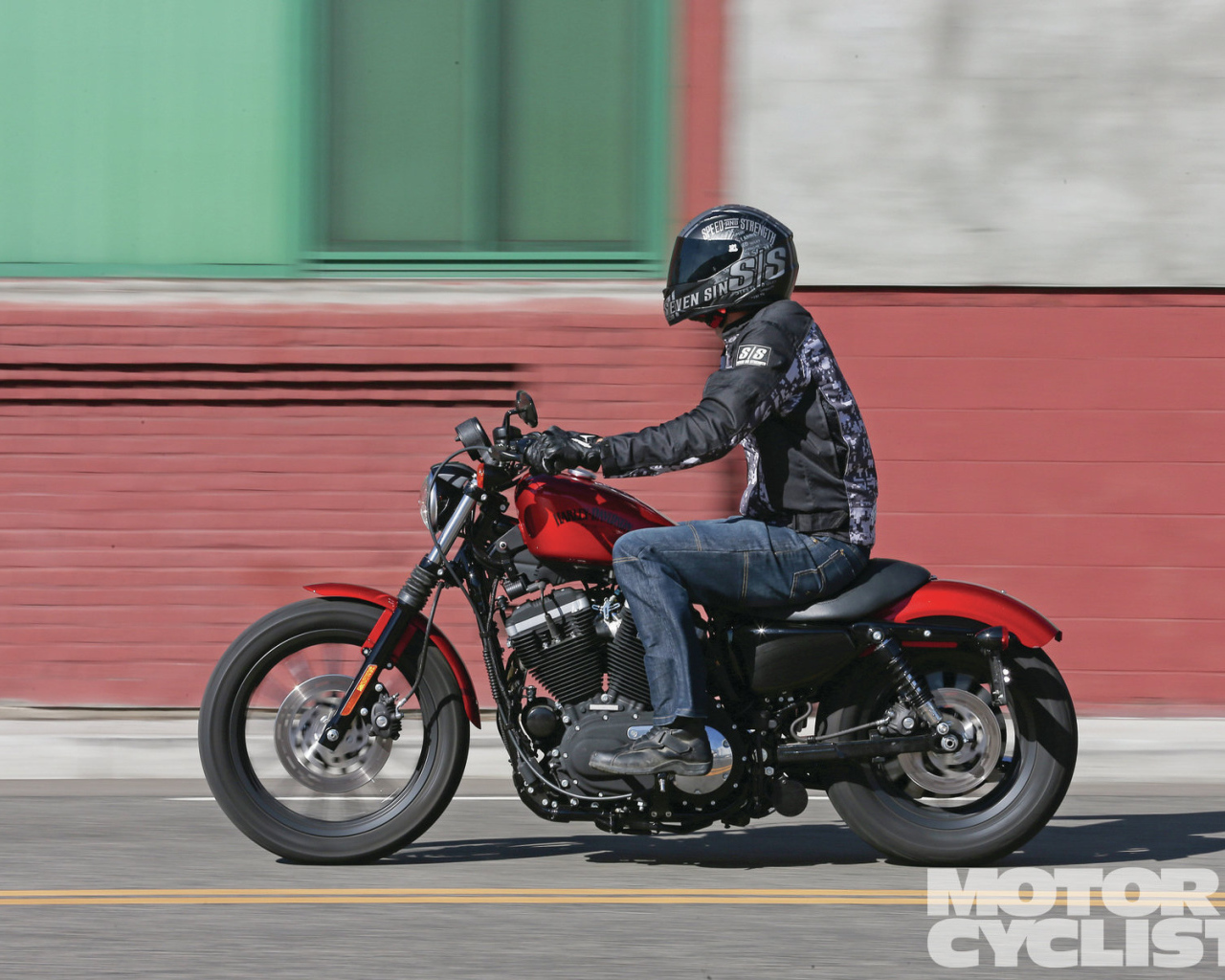 Красивый мотоцикл в москве Harley-Davidson XL 883R Sportster Roadster