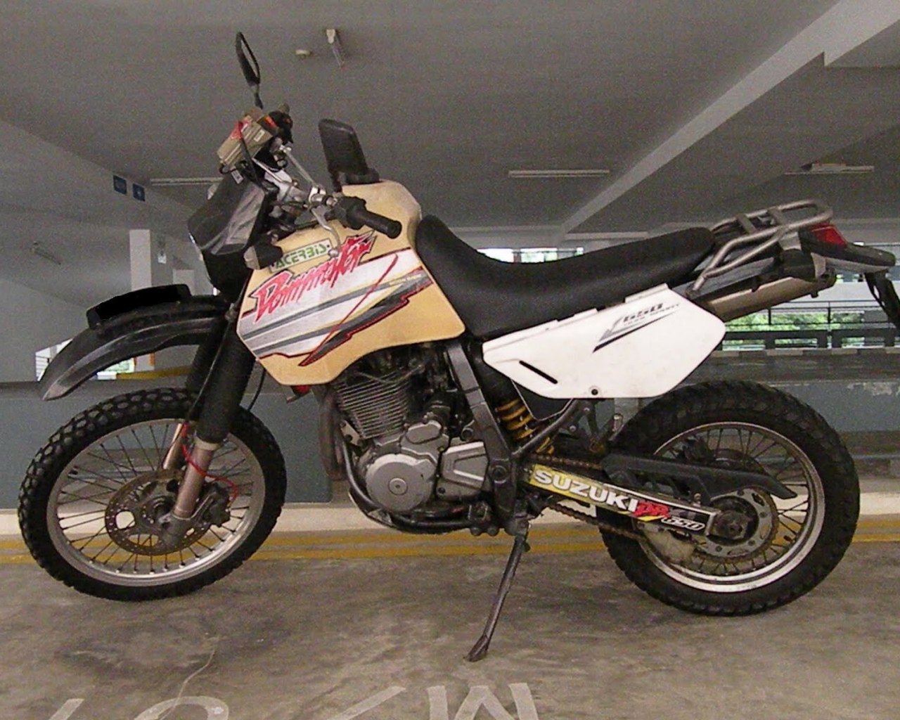Kрасивый мотоцикл в москве Suzuki DR 650 SE