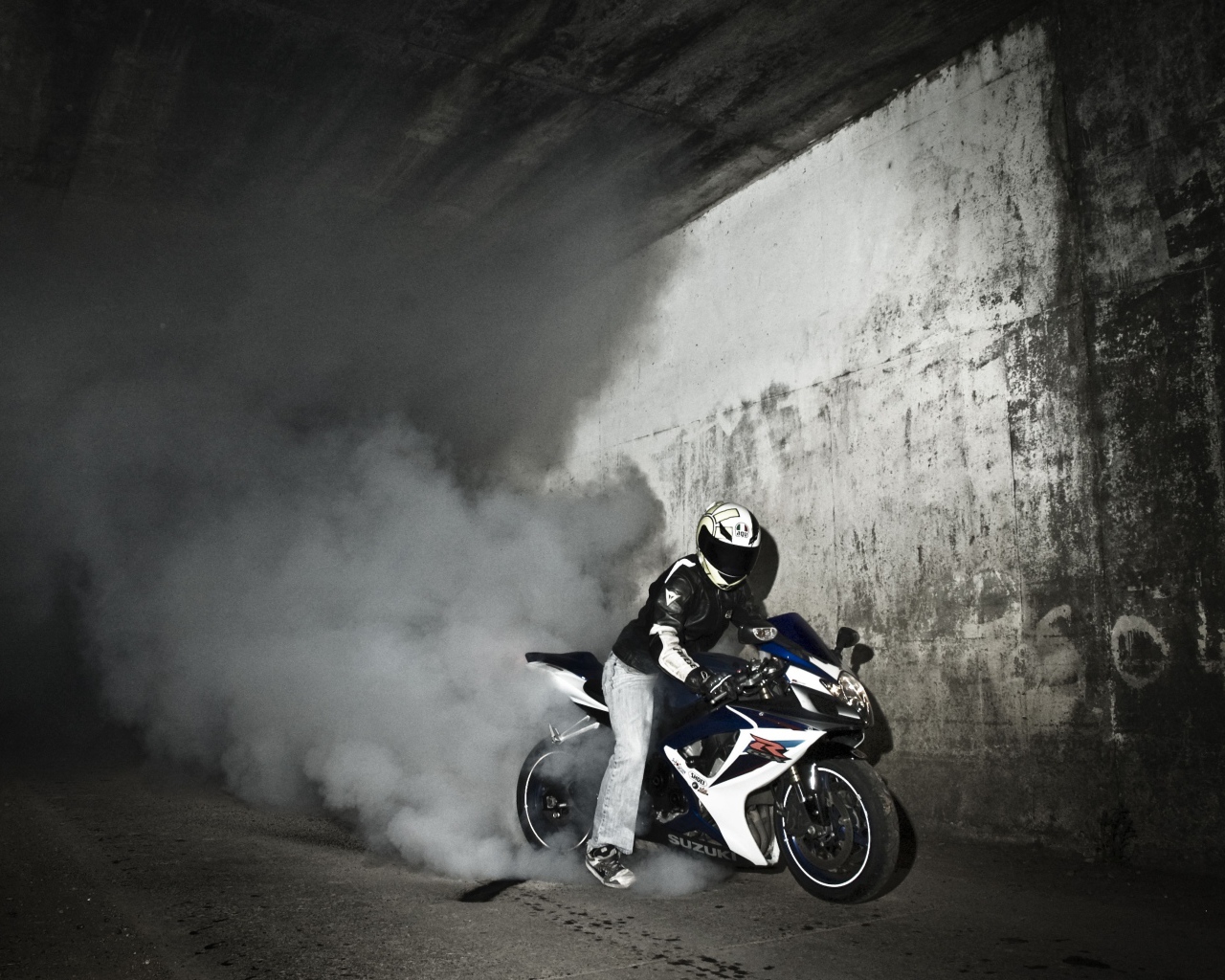 Красивый мотоцикл в москве Suzuki  GSX-R 1000