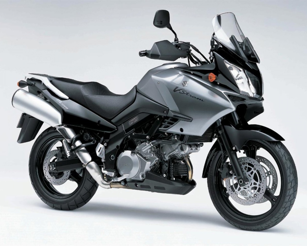 Красивый мотоцикл Suzuki V-Storm 1000  DL