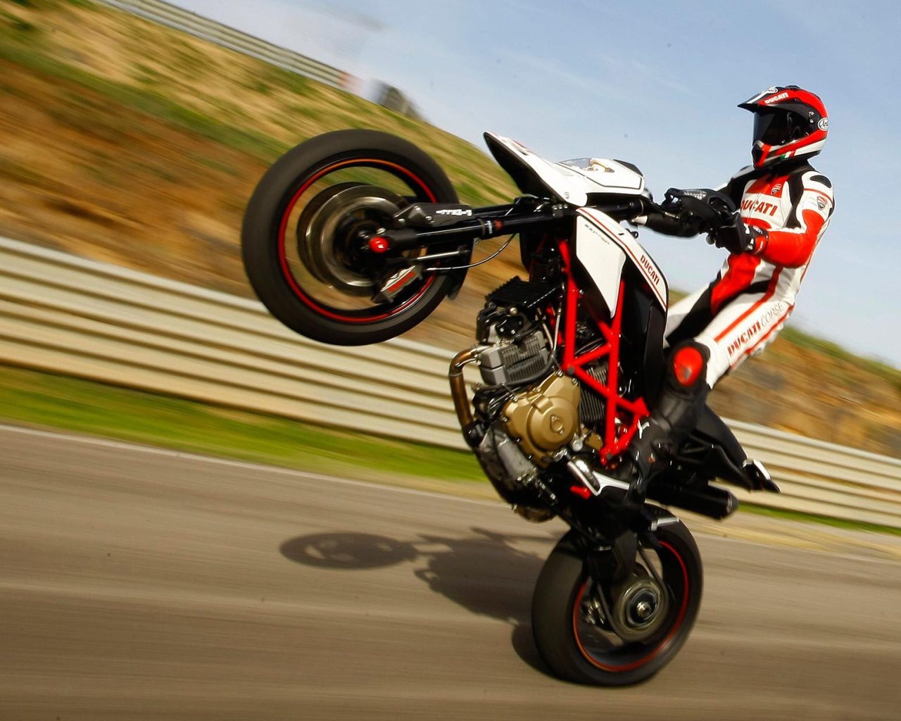 Мотоцикл модели Ducati Hypermotard SP