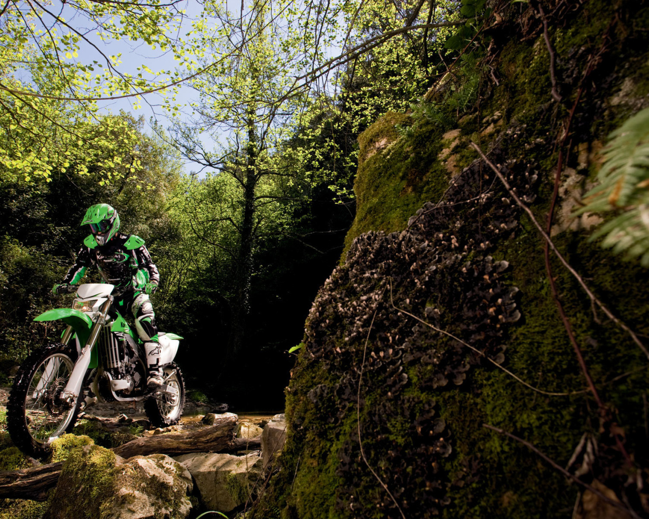 Мотоцикл модели Kawasaki KLX 450 R