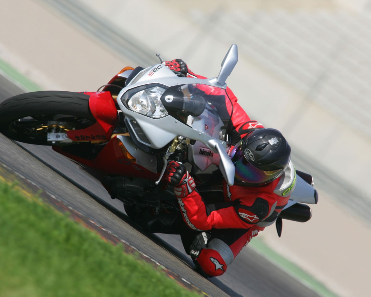 Мотогонщик на крутом вираже