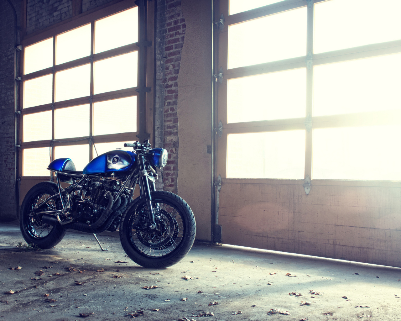 Синий байк в гараже