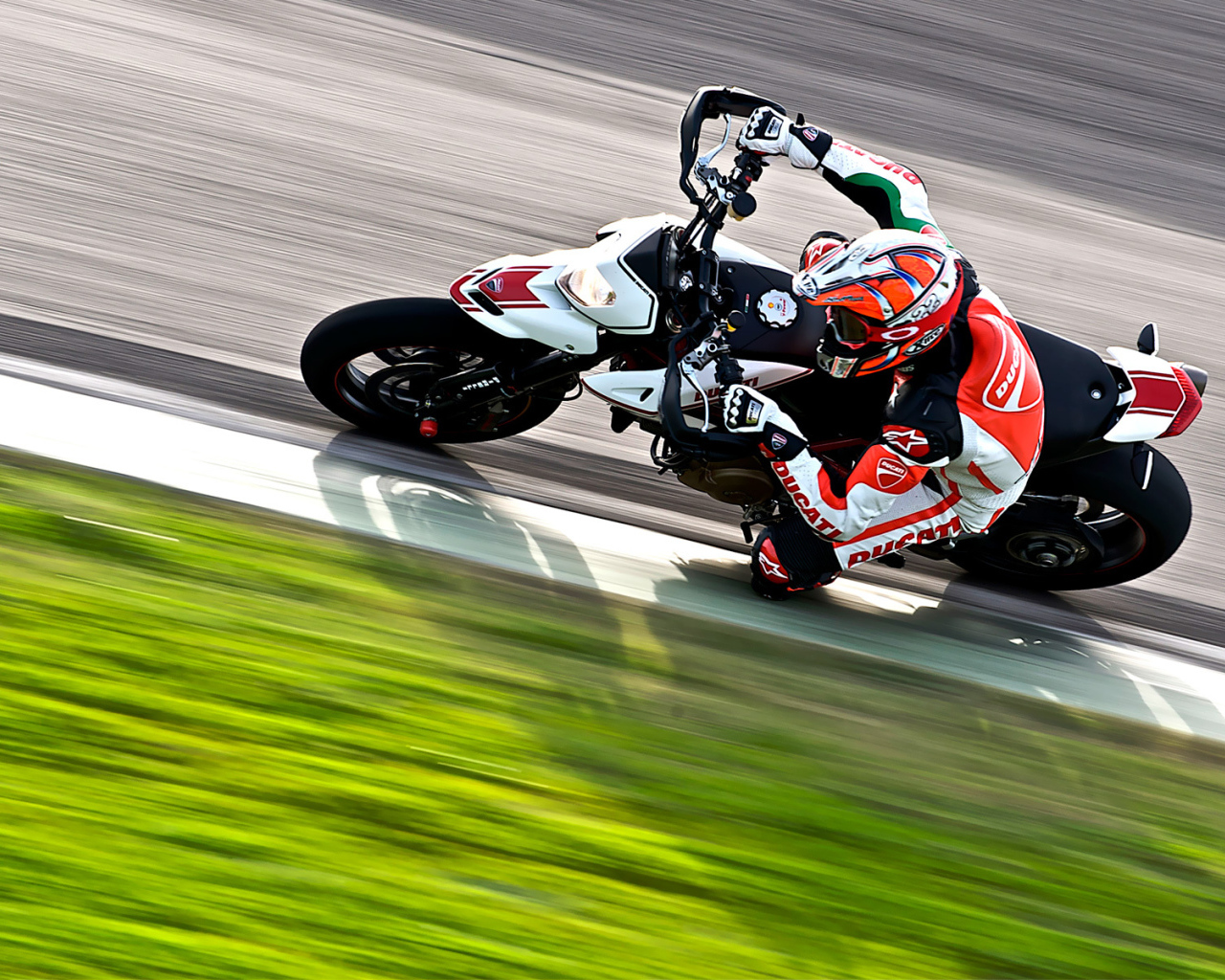 Быстрый мотоцикл Ducati Hypermot ard SP