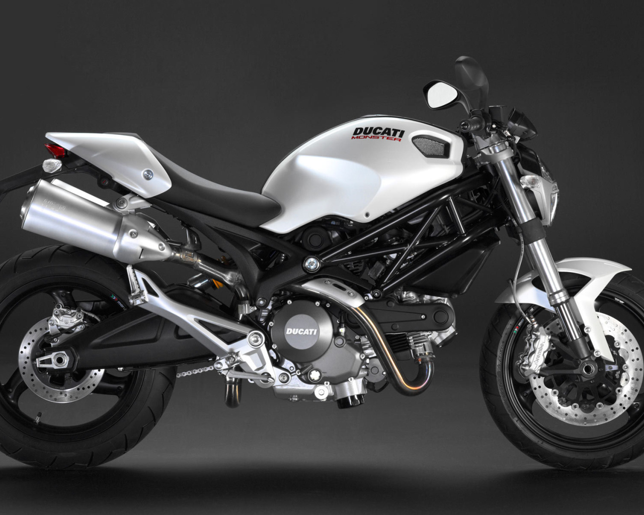 Быстрый мотоцикл Ducati Monster 1200