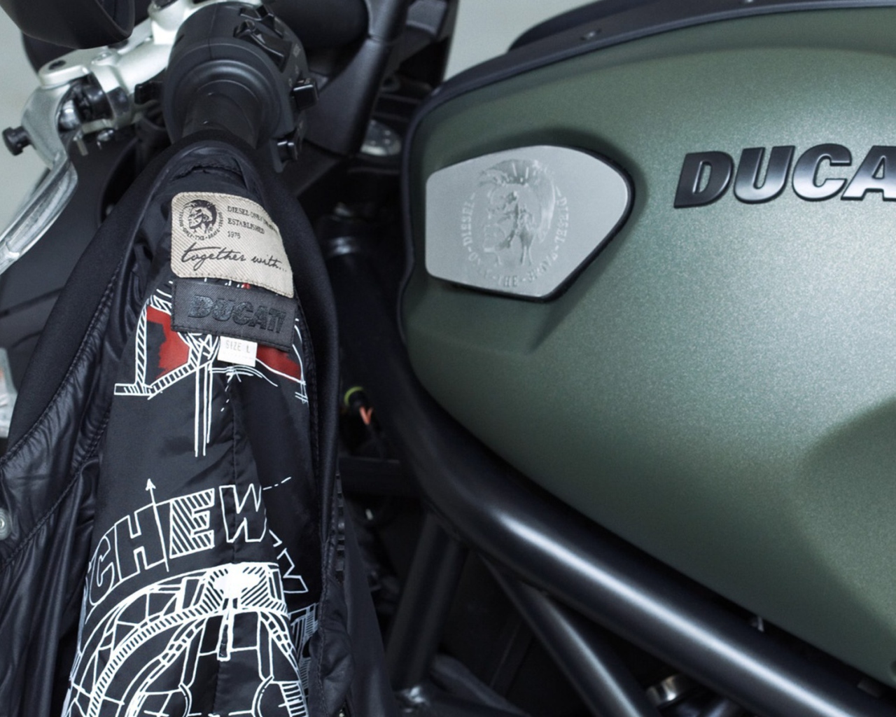 Быстрый мотоцикл Ducati Monster Diesel