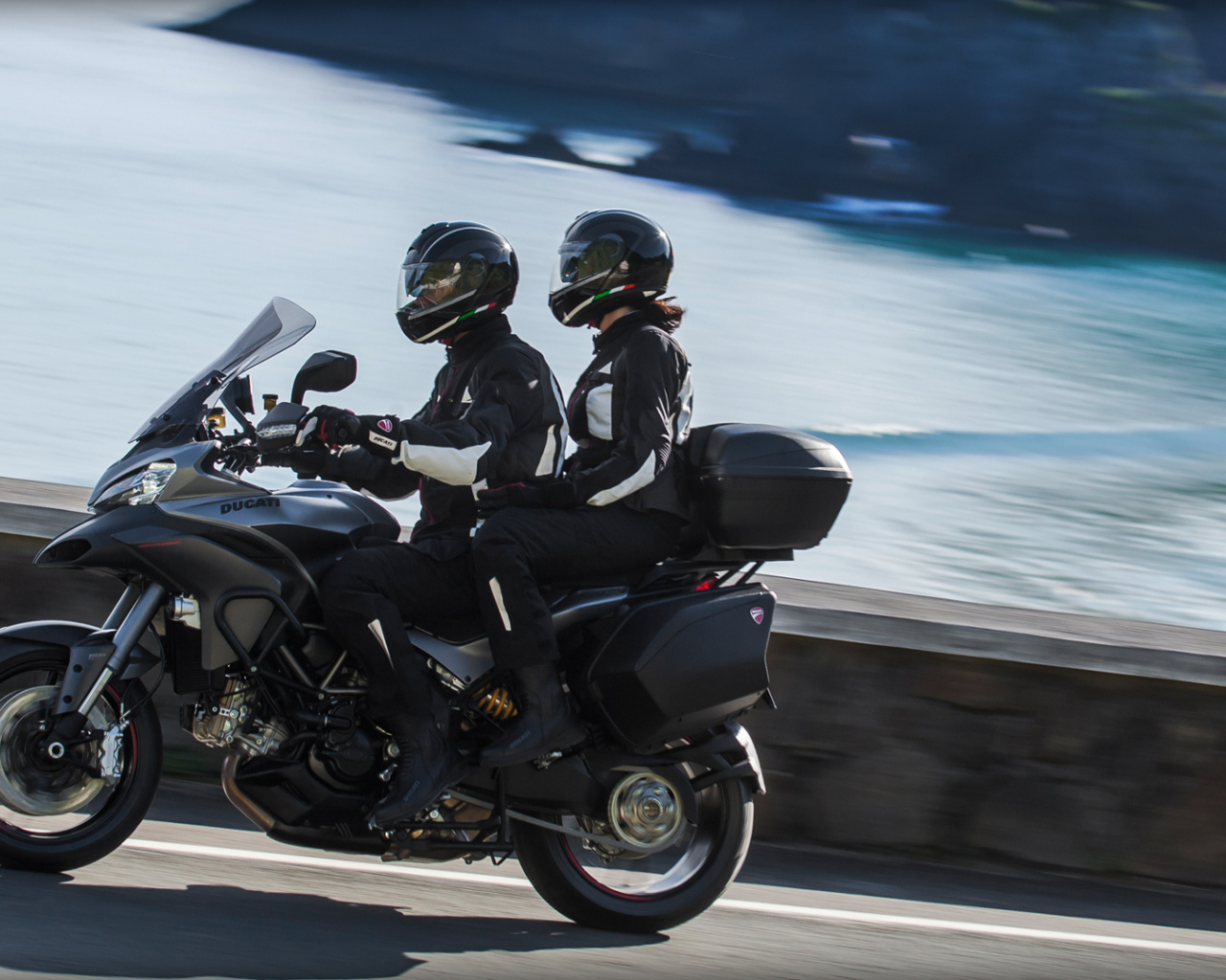 Быстрый мотоцикл Ducati Multistrada 1200 S Granturismo