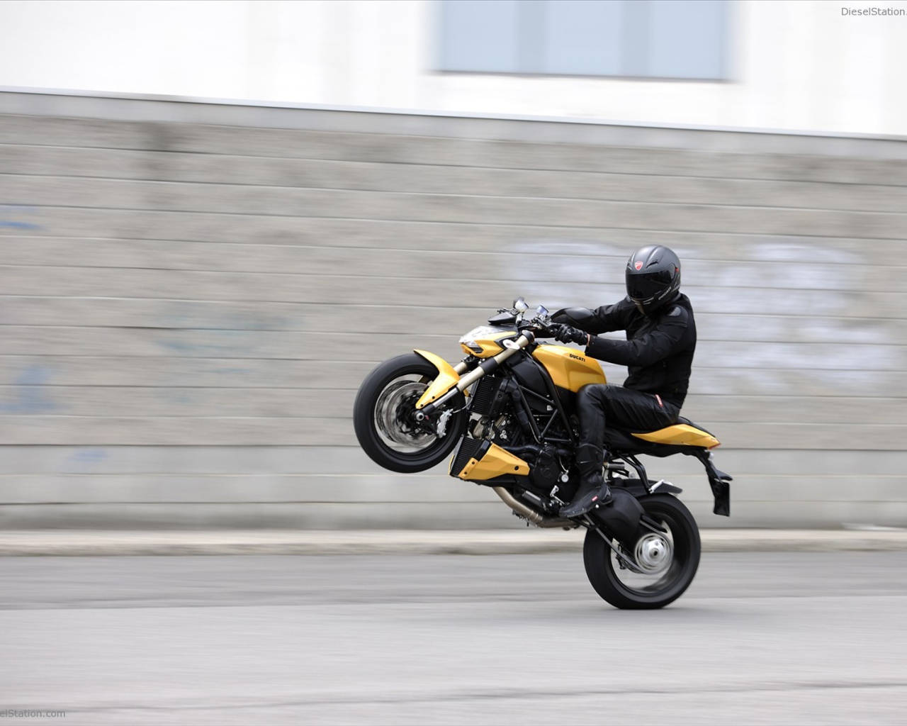 Быстрый мотоцикл Ducati Streetfighter 848
