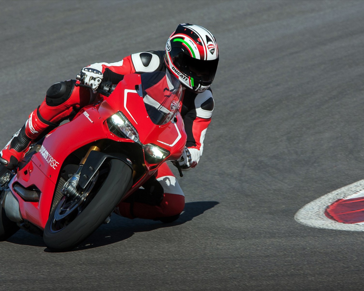 Быстрый мотоцикл Ducati Superbike 1199 Panigale