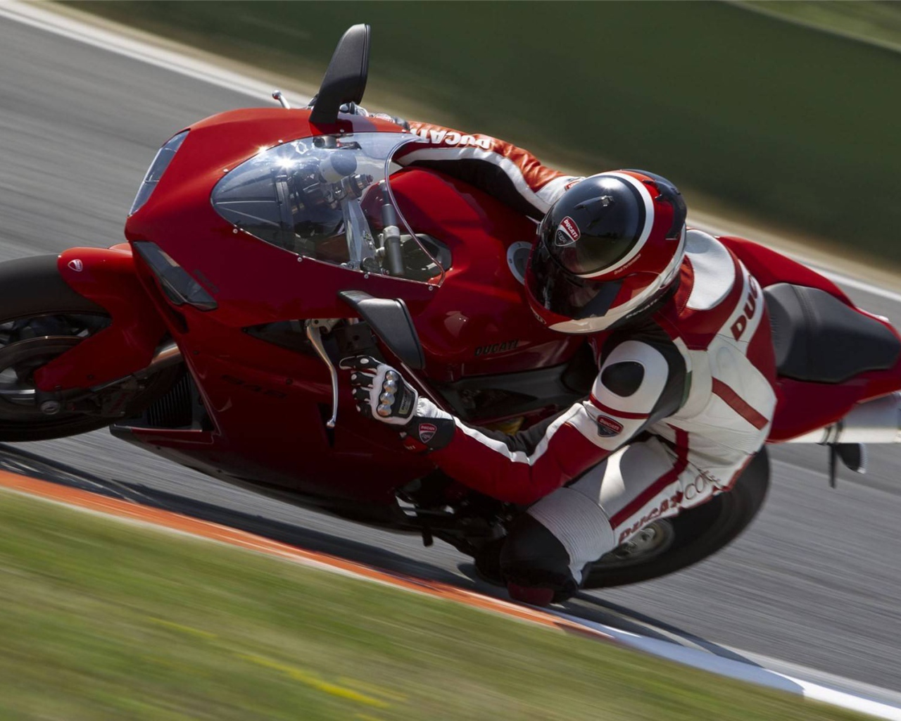 Быстрый мотоцикл Ducati Superbike 848 Evo