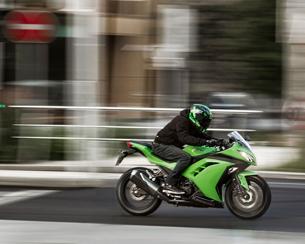 Быстрый мотоцикл Kawasaki Ninja 300