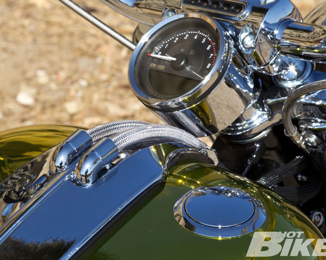 Быстрый мотоцикл Harley-Davidson CVO Breakout