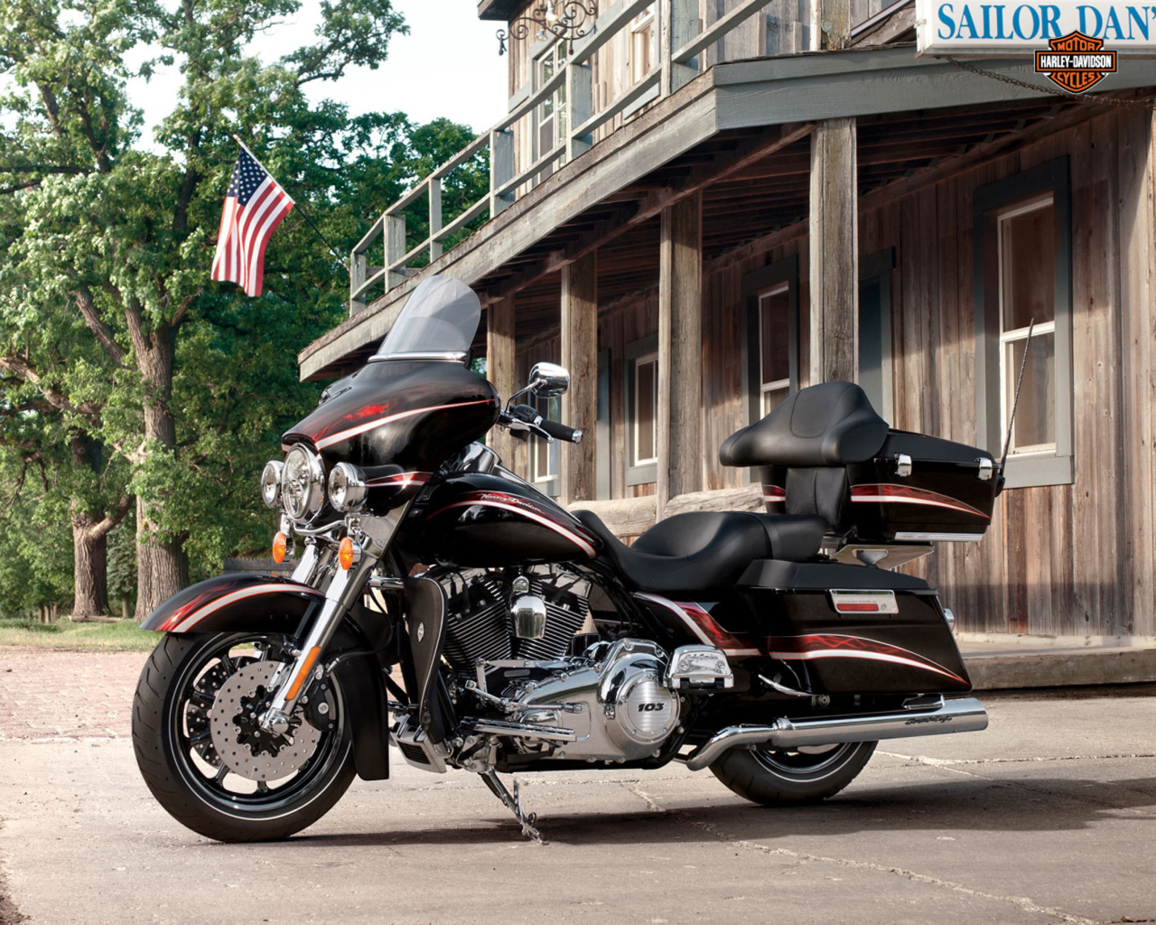 Быстрый мотоцикл Harley-Davidson CVO Electra Glide Ultra Classic