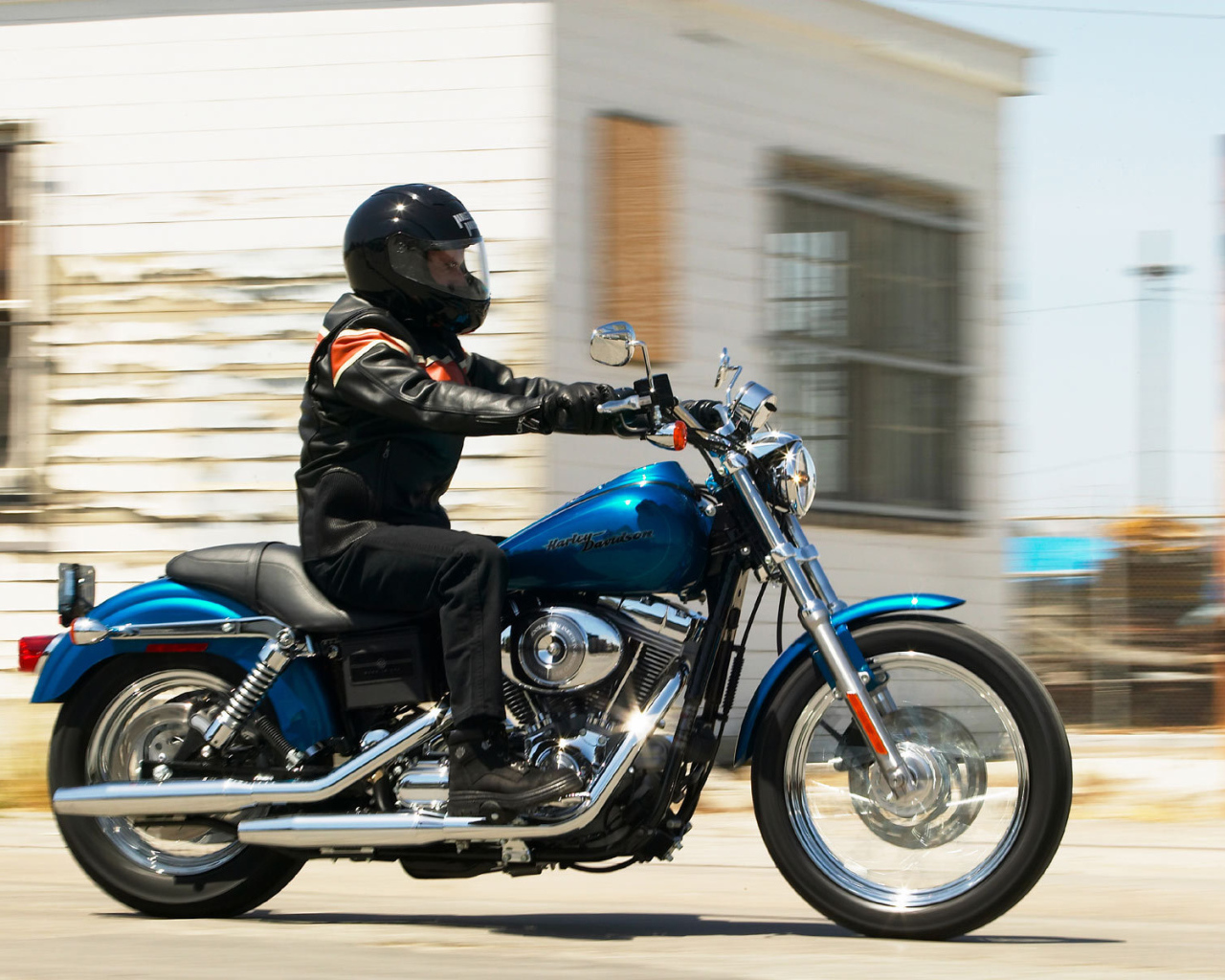 Быстрый мотоцикл Harley-Davidson Dyna Super Glide Custom