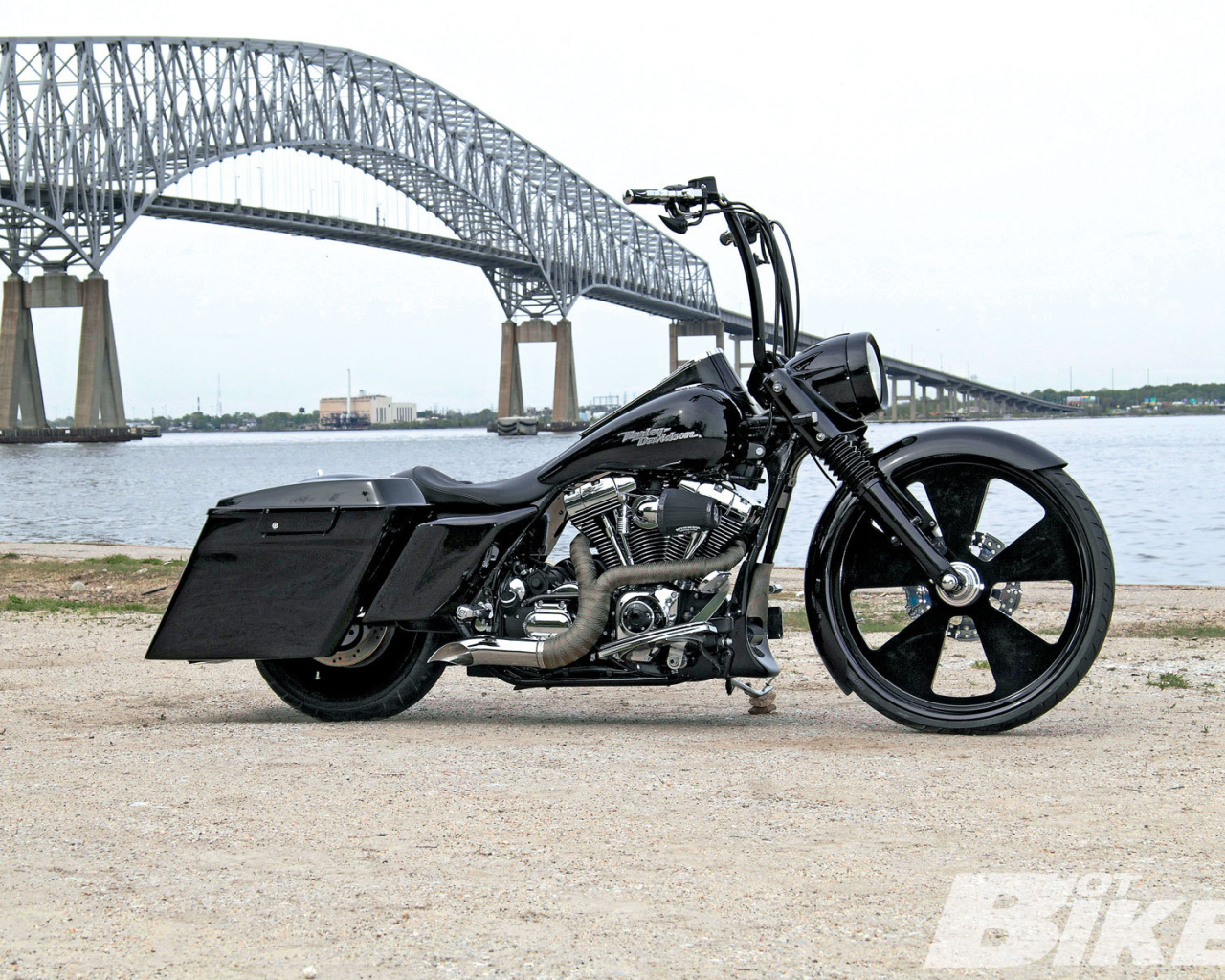 Быстрый мотоцикл Harley-Davidson Road King Anniversary Edition