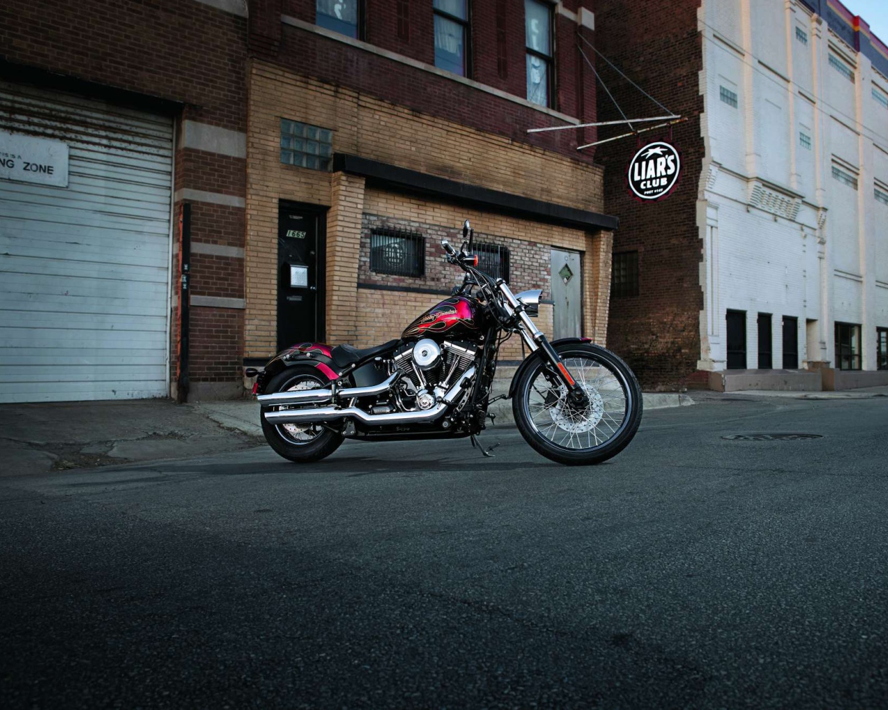 Быстрый мотоцикл Harley-Davidson Softail Blackline