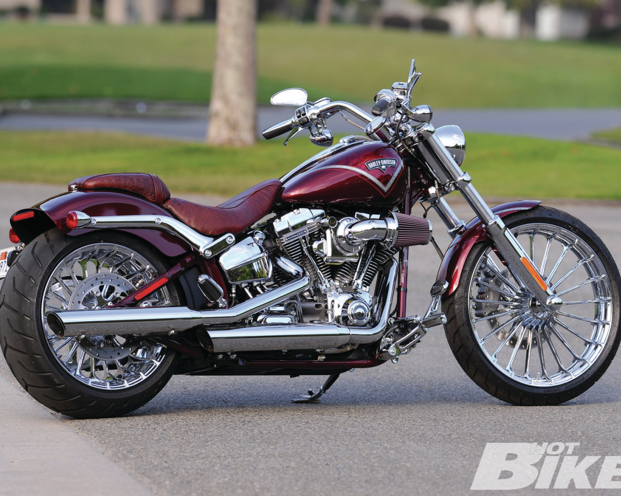Быстрый мотоцикл Harley-Davidson Softail Breakout