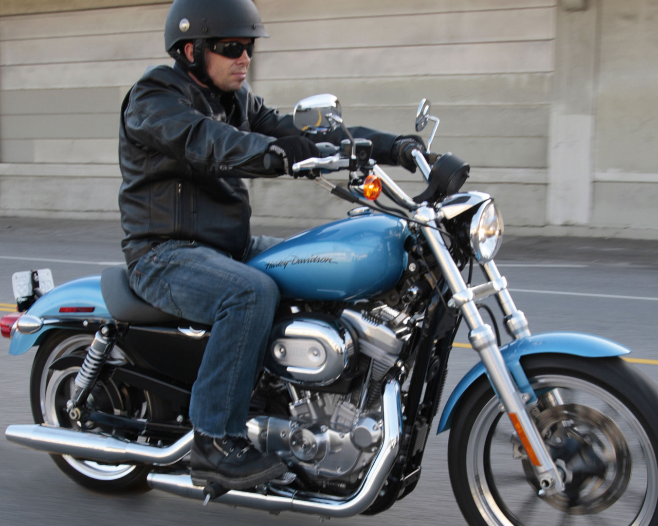 Быстрый мотоцикл Harley-Davidson XL 883L Sportster