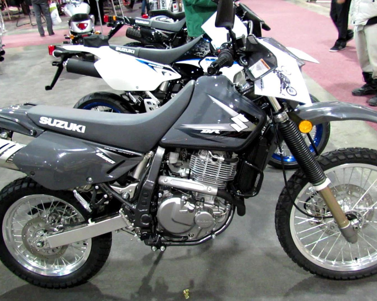 Быстрый мотоцикл Suzuki DR 650 SE