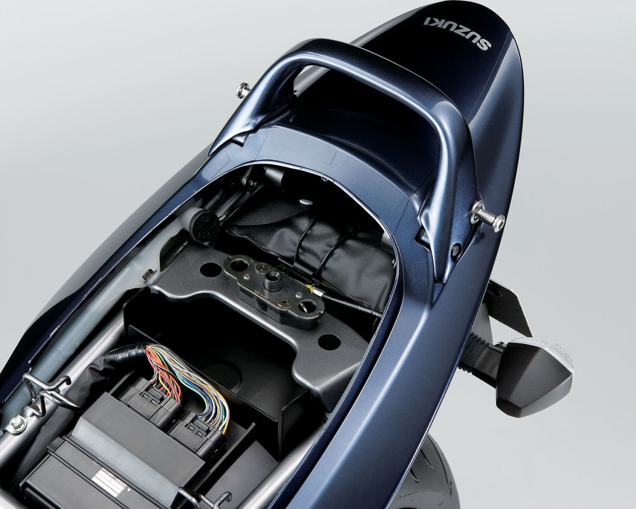 Быстрый мотоцикл Suzuki GSF 1250 S