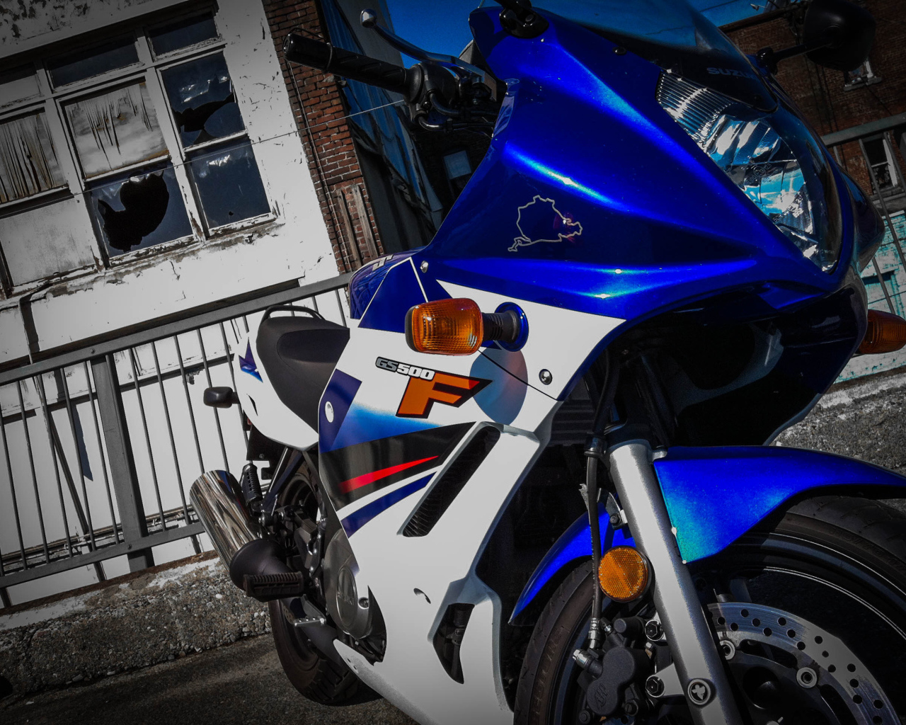 Быстрый мотоцикл Suzuki  GS 500 F