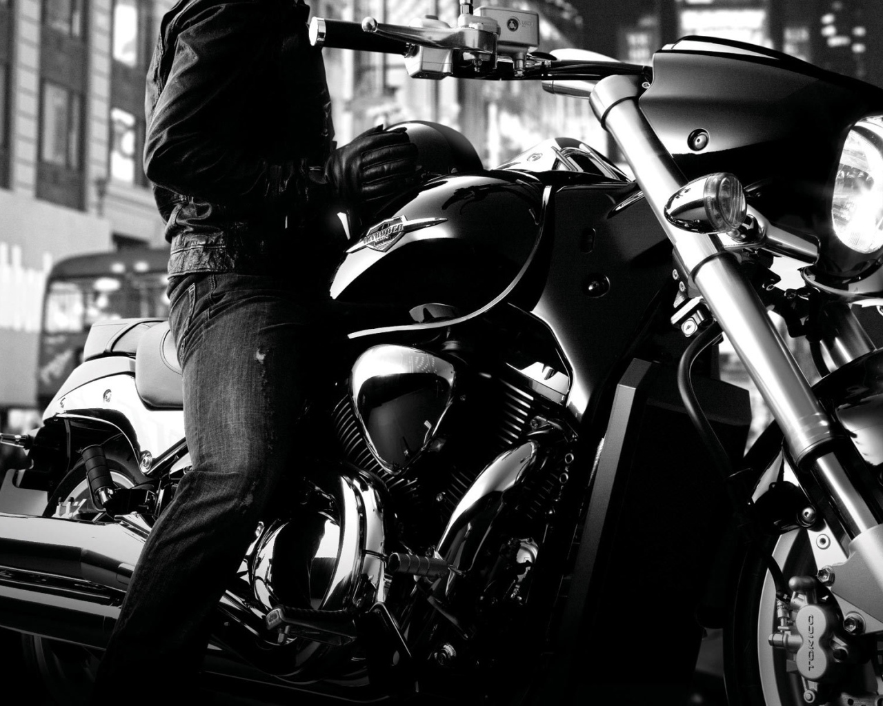 Быстрый мотоцикл Suzuki Intruder M1500