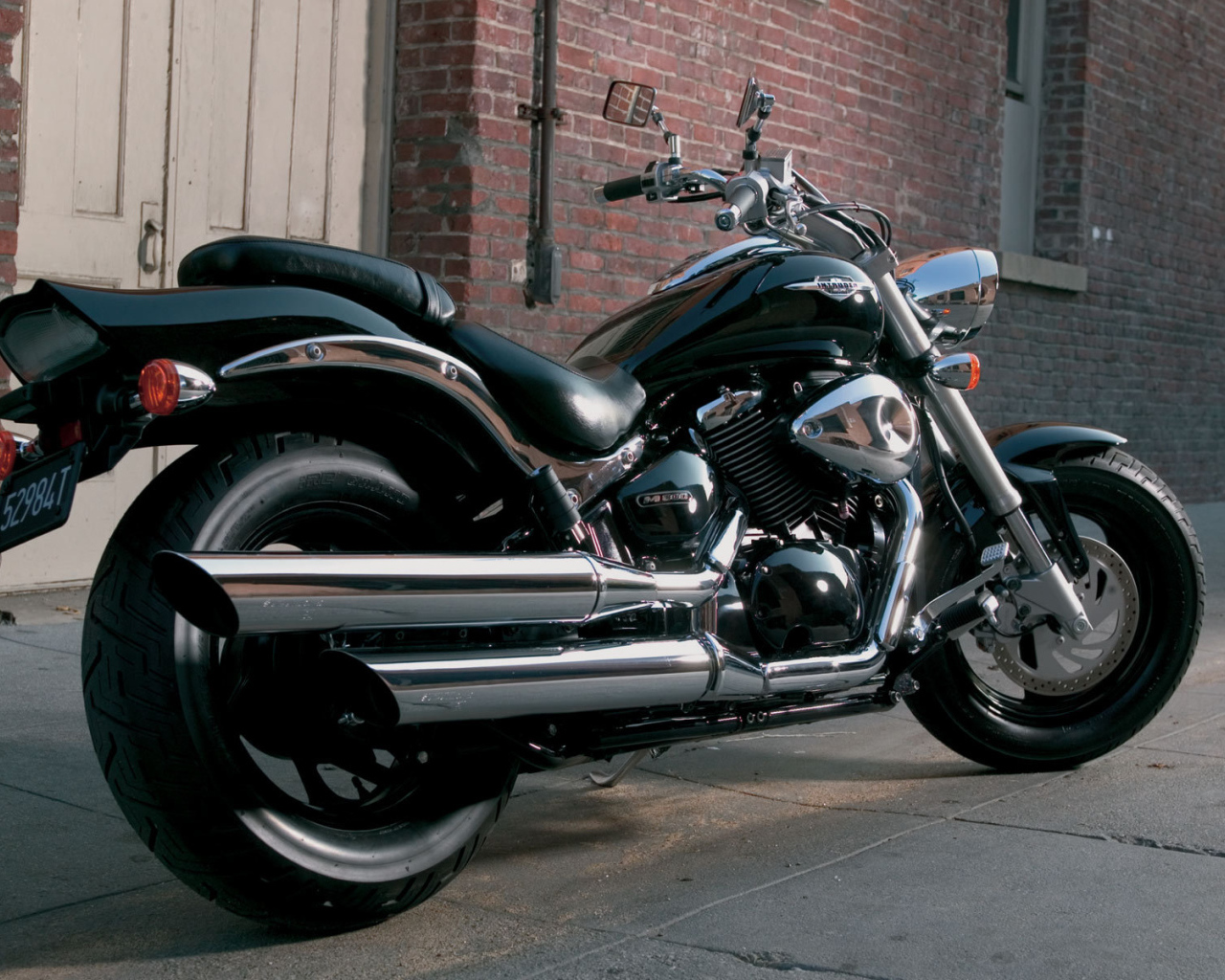 Быстрый мотоцикл Suzuki Intruder M800