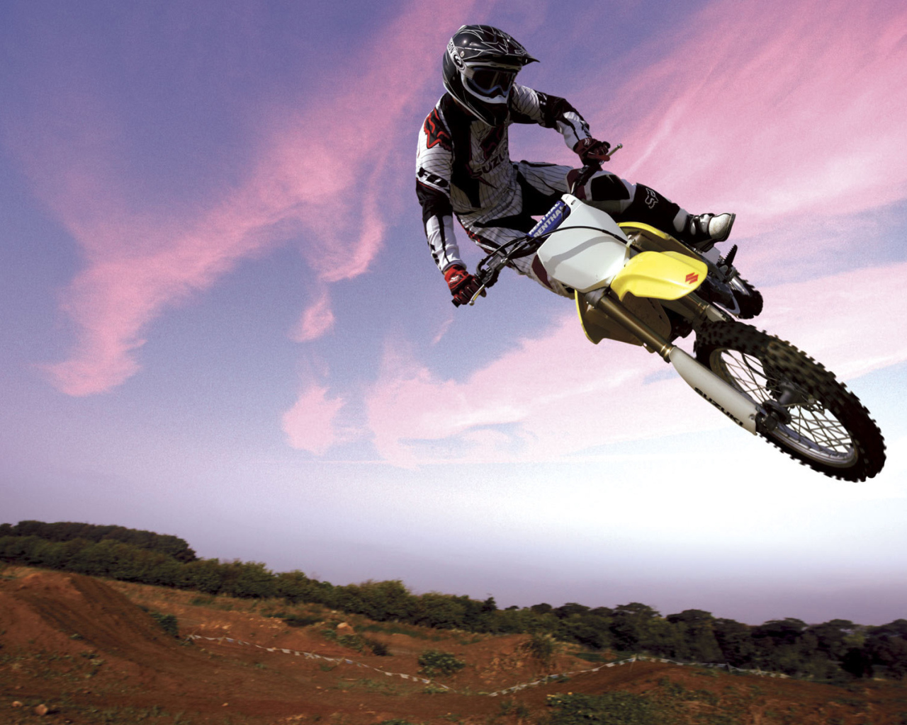 Быстрый мотоцикл Suzuki RM-Z 250