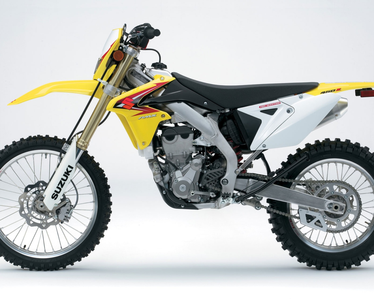 Быстрый мотоцикл Suzuki RMX 450 Z