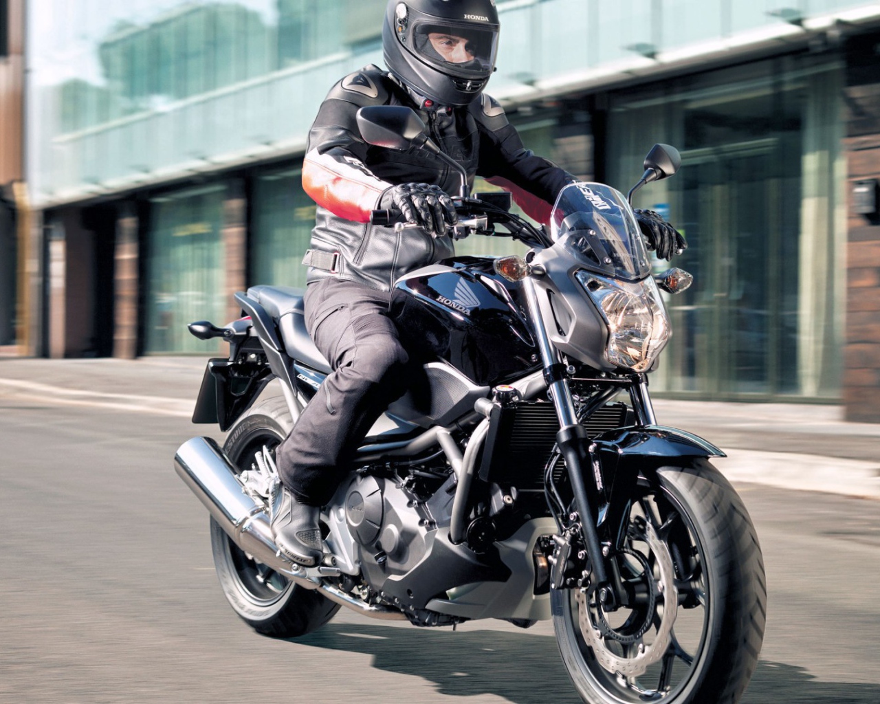 Быстрый мотоцикл Honda NC 700 S