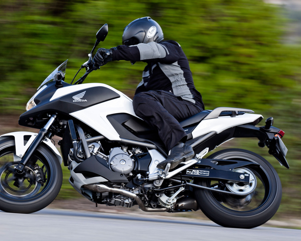 Быстрый мотоцикл Honda NC 700 X