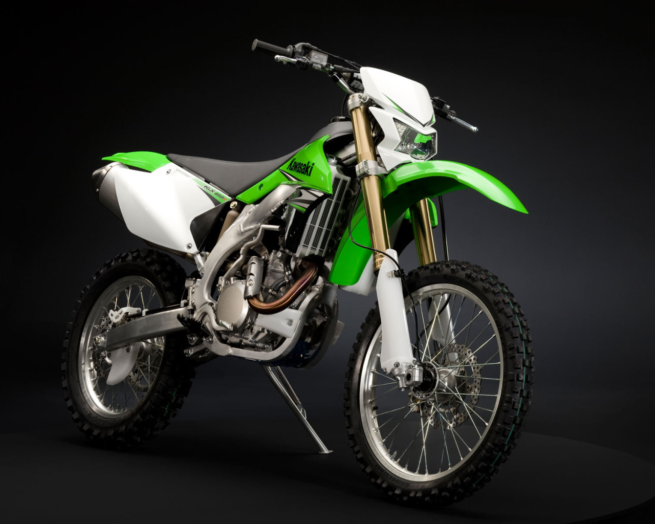 Быстрый мотоцикл Kawasaki KLX 450 R