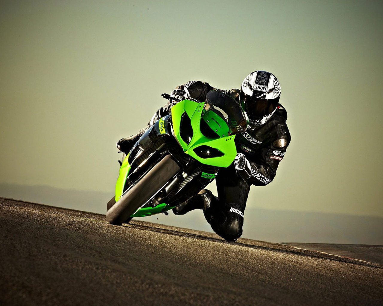 Быстрый мотоцикл Kawasaki Ninja ZX-6R