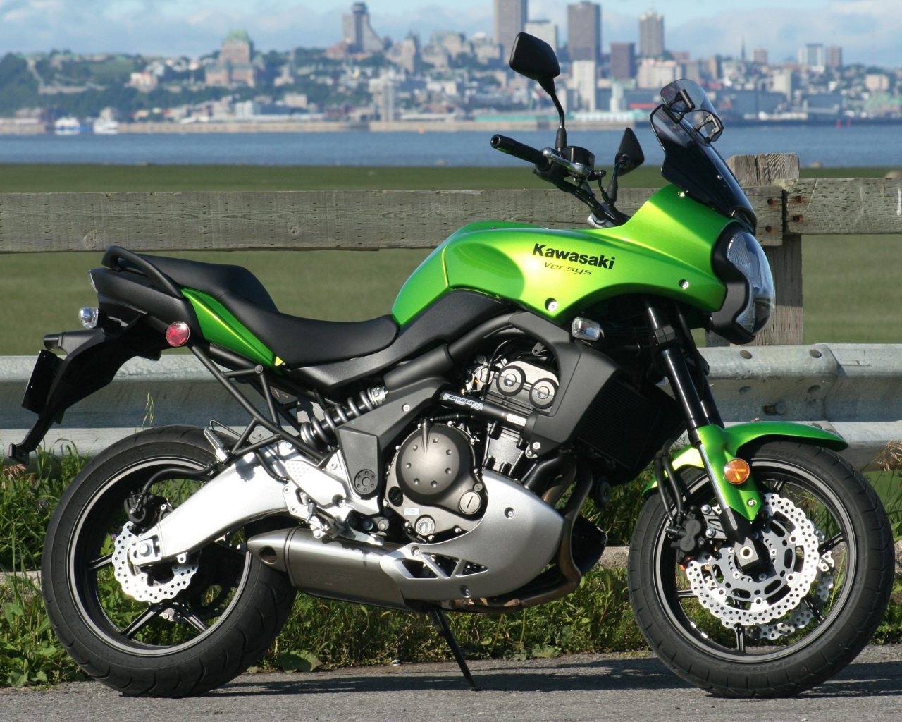 Быстрый мотоцикл Kawasaki Versys