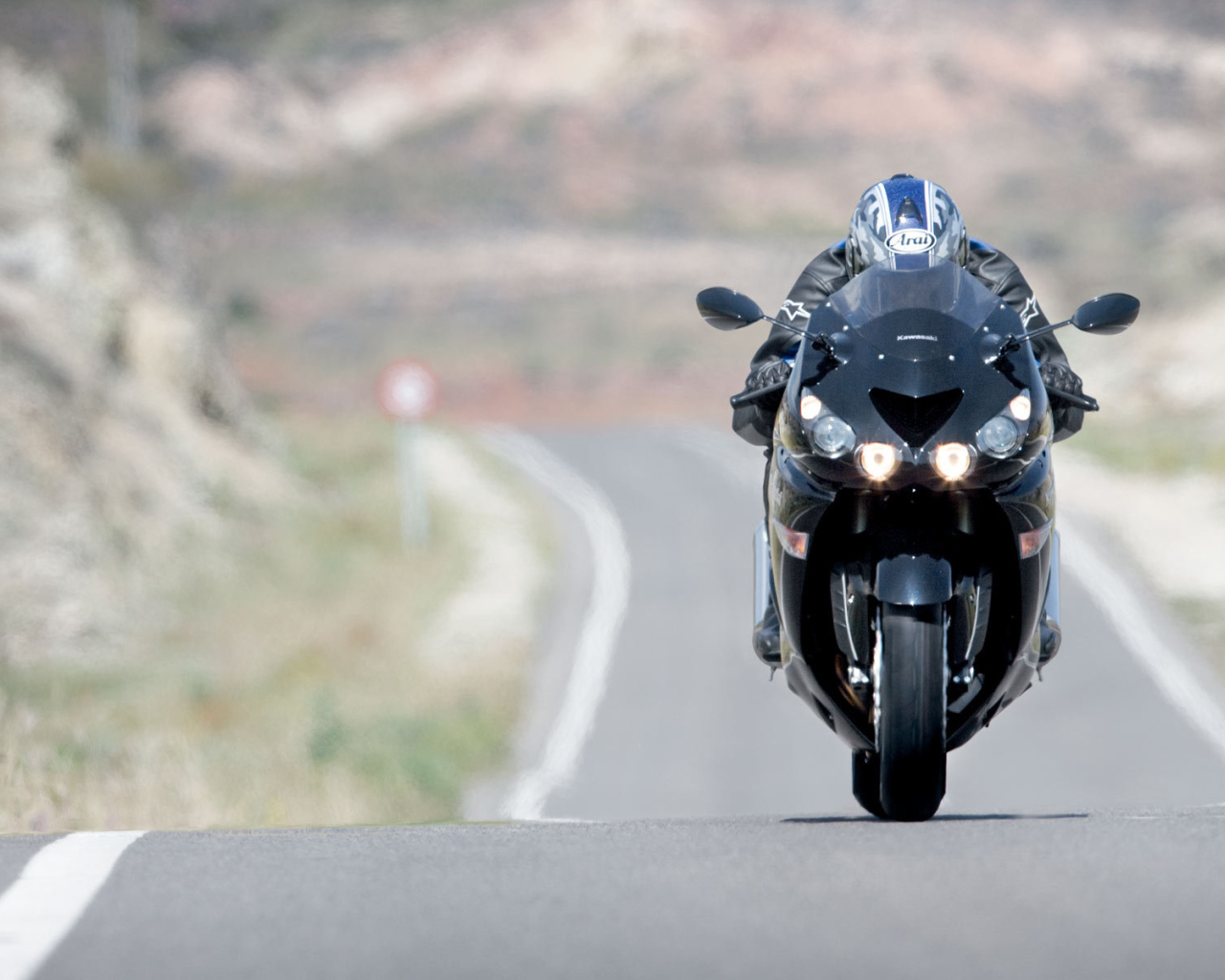 Быстрый мотоцикл Kawasaki ZZR 1400