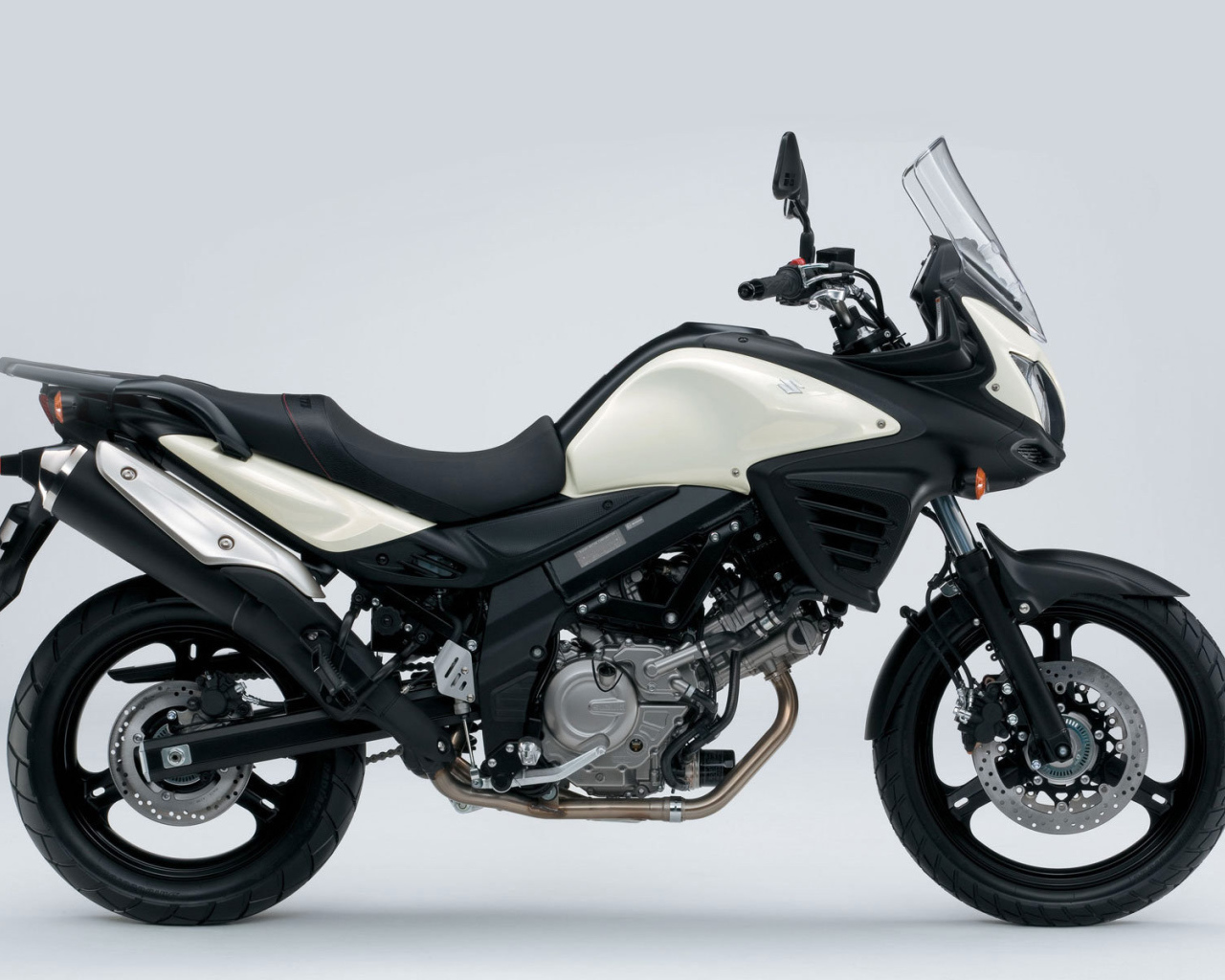 Быстрый мотоцикл Suzuki V-Storm 650 ABS